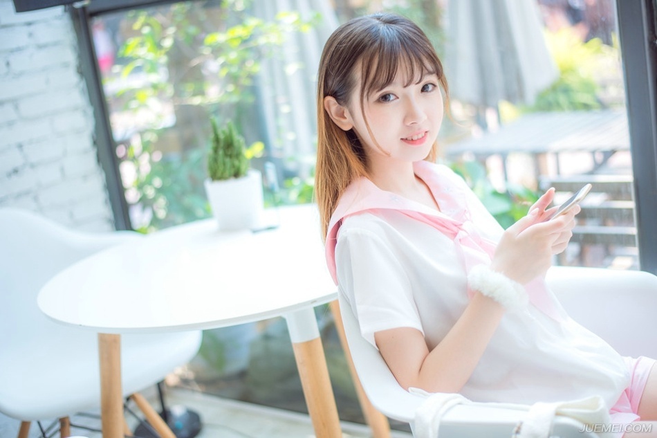 “血腥味儿~”虎卫统领抬头，冷冷的看向前方，沙哑的声音里，带着一股对鲜血的狂热，山道上空无一人，远处已经能够看到的军营也是冷清清一片，看不出有丝毫人烟。